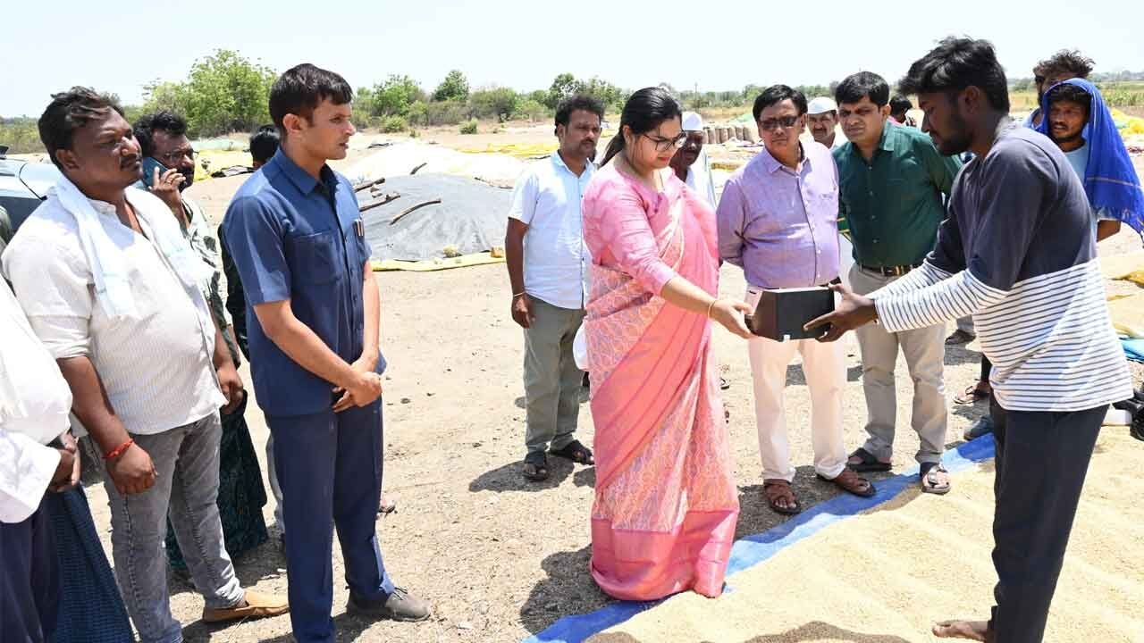 Mismanagement at paddy purchase centre irks Collector Abhilasha Abhinav