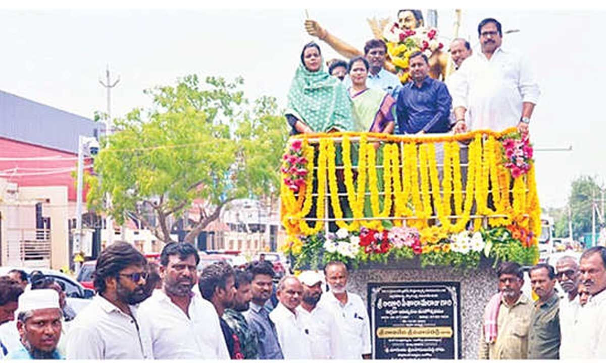 Tributes paid to Alluri on death anniversary
