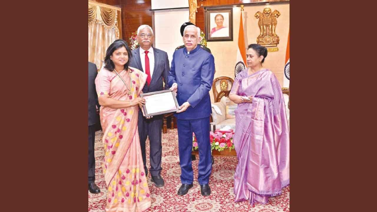 Emphasis on selfless humanitarian services