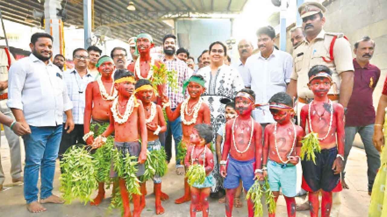 Devotees offer prayers with ‘Banda Vesham'