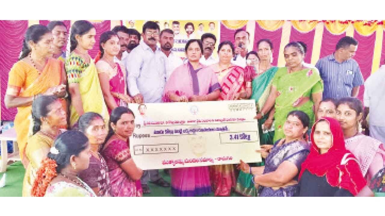 MLA Sunitha distributes cheques to beneficiaries