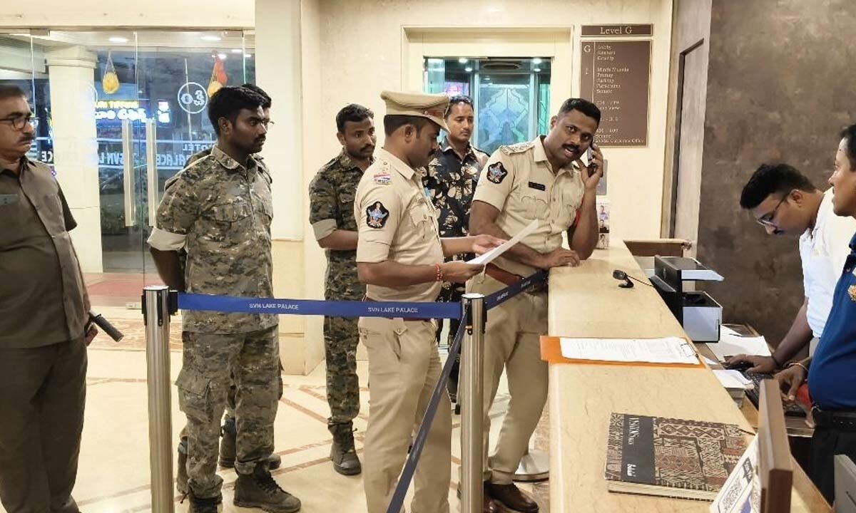 Cops conduct surprise inspections at hotels across dist