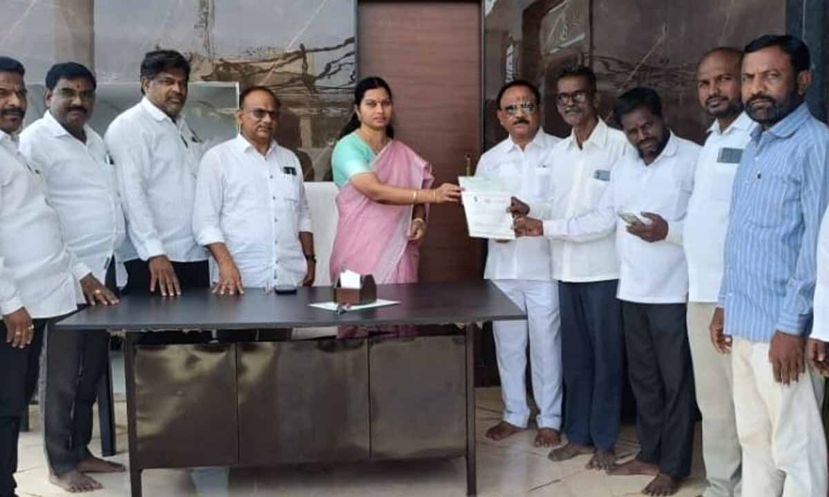 Sarithamma Distributes CM Relief Fund Cheques to Support Needy Families in Gadwal