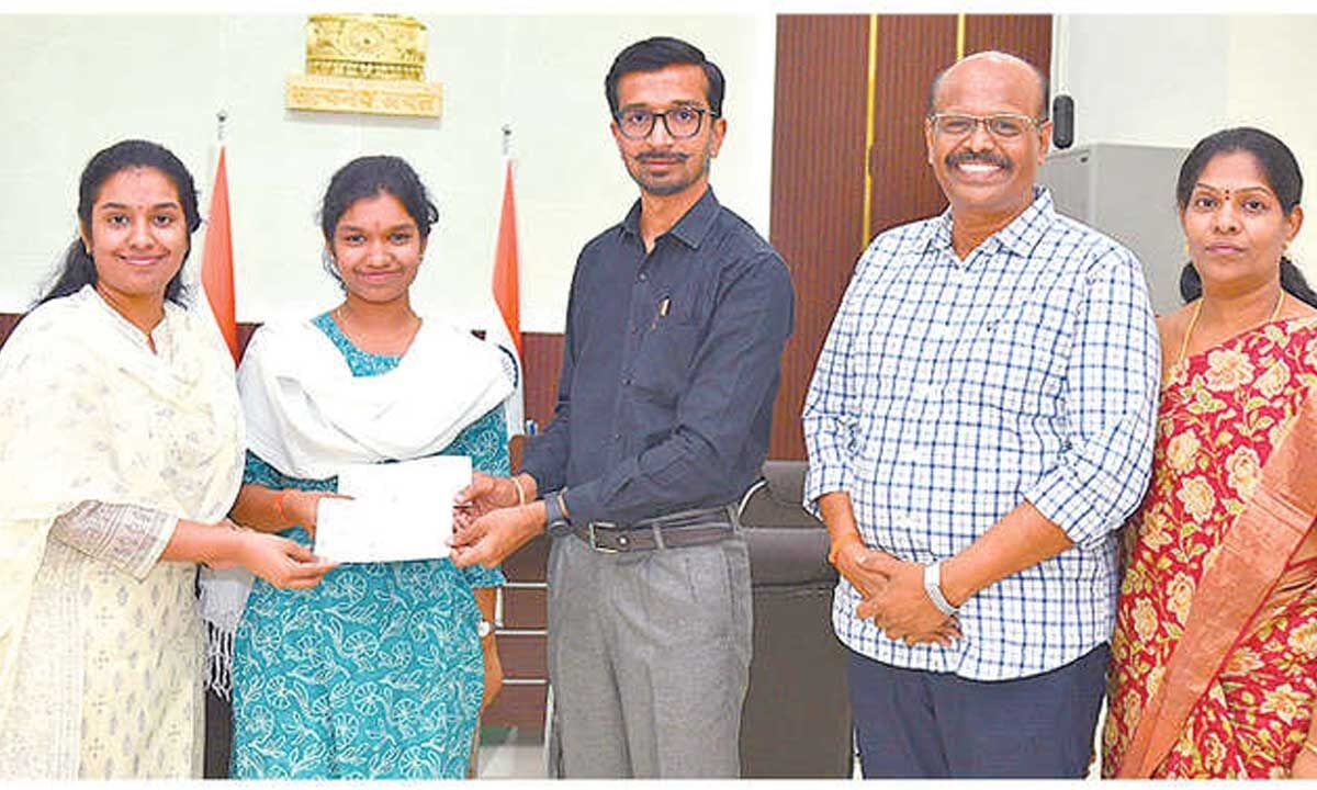 Donation to Prime Minister's Fund is commendable: Collector
