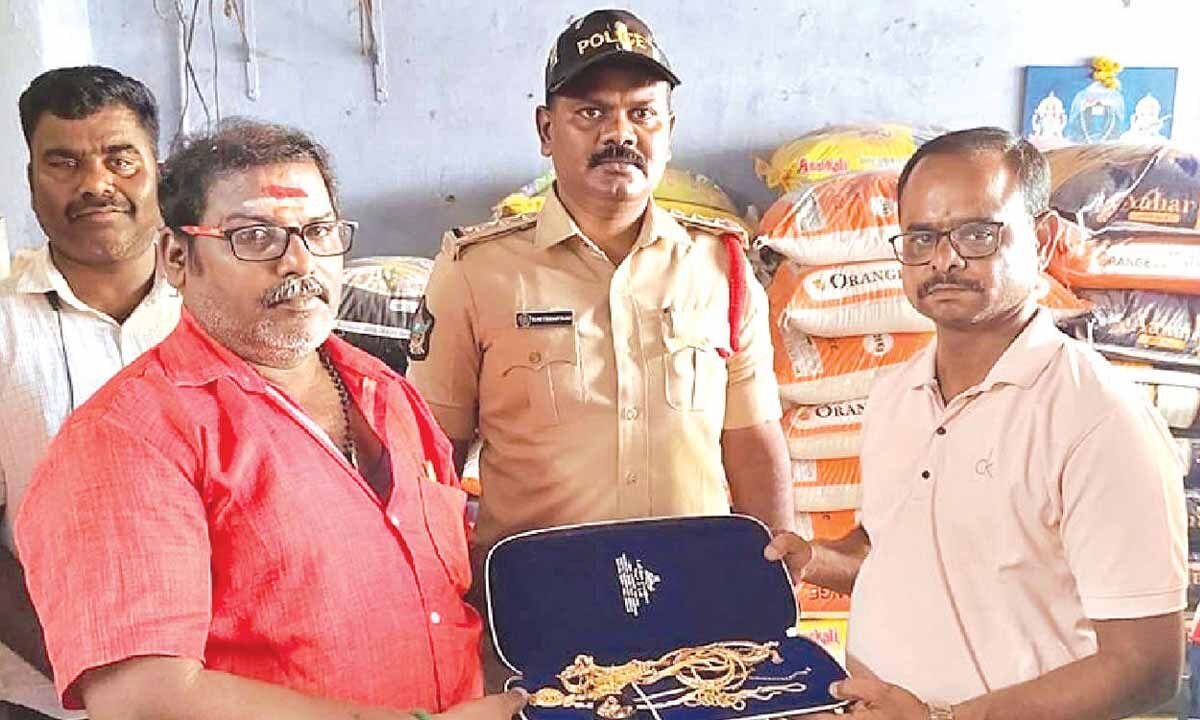 Honest youth returns bag with gold left behind by contractor in Chittoor