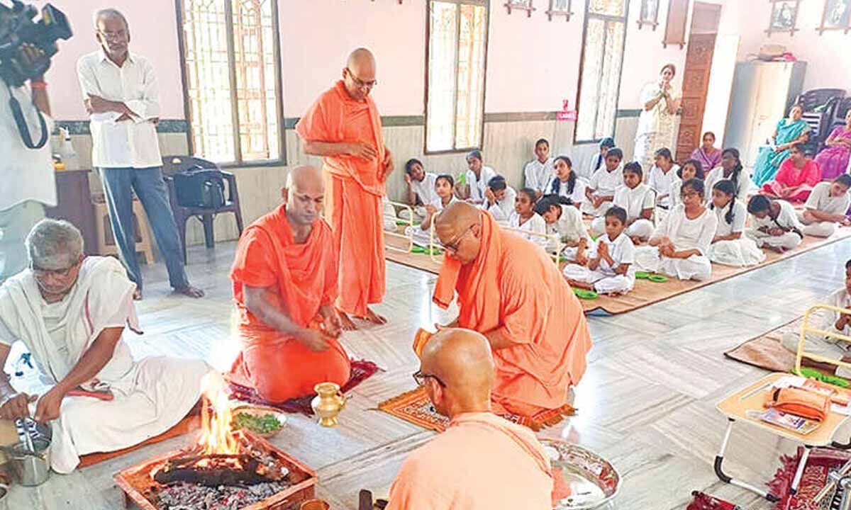 ‘Vidyarthi Vrata Homa' held with devotion at Ramakrishna Mission Ashram