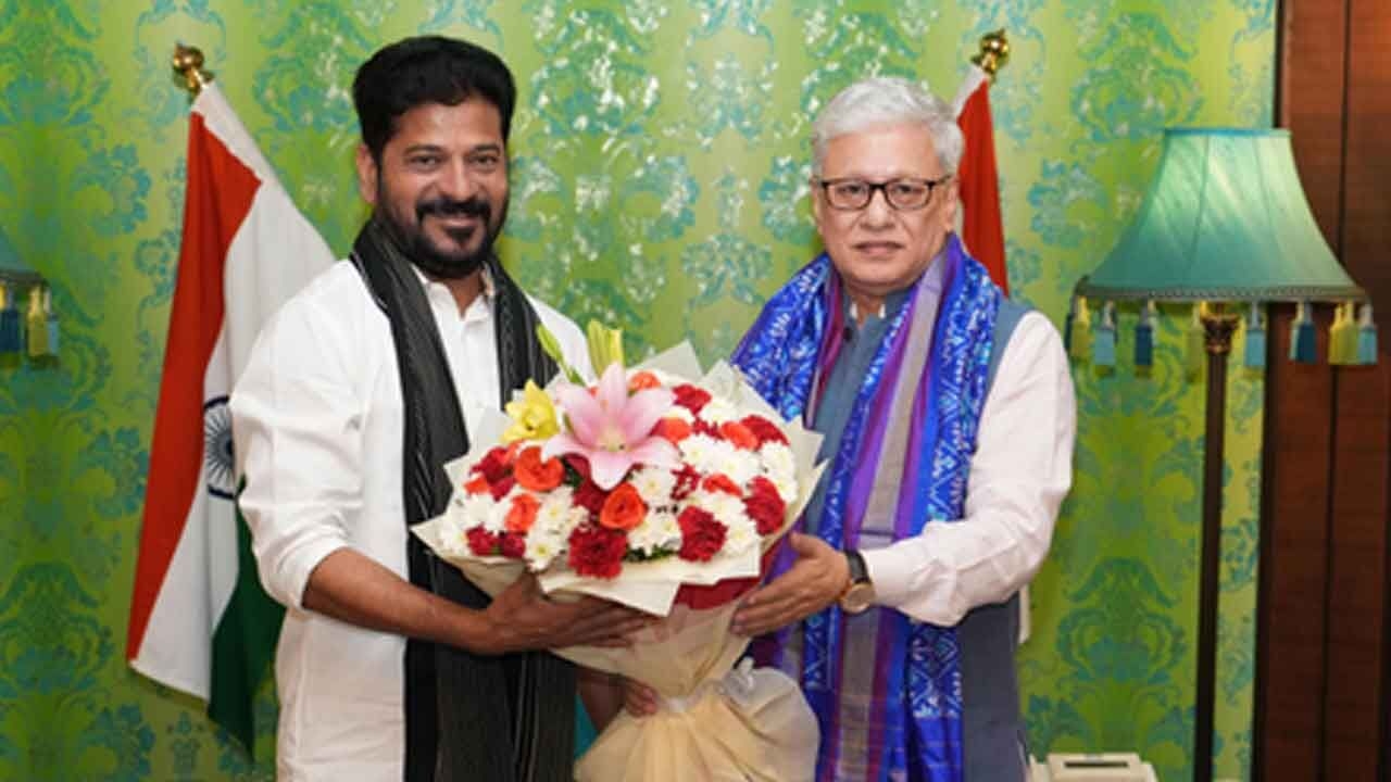 Telangana CM meets Governor, discusses current situation