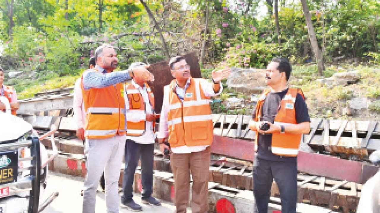 GHMC Commissioner inspects water logging points