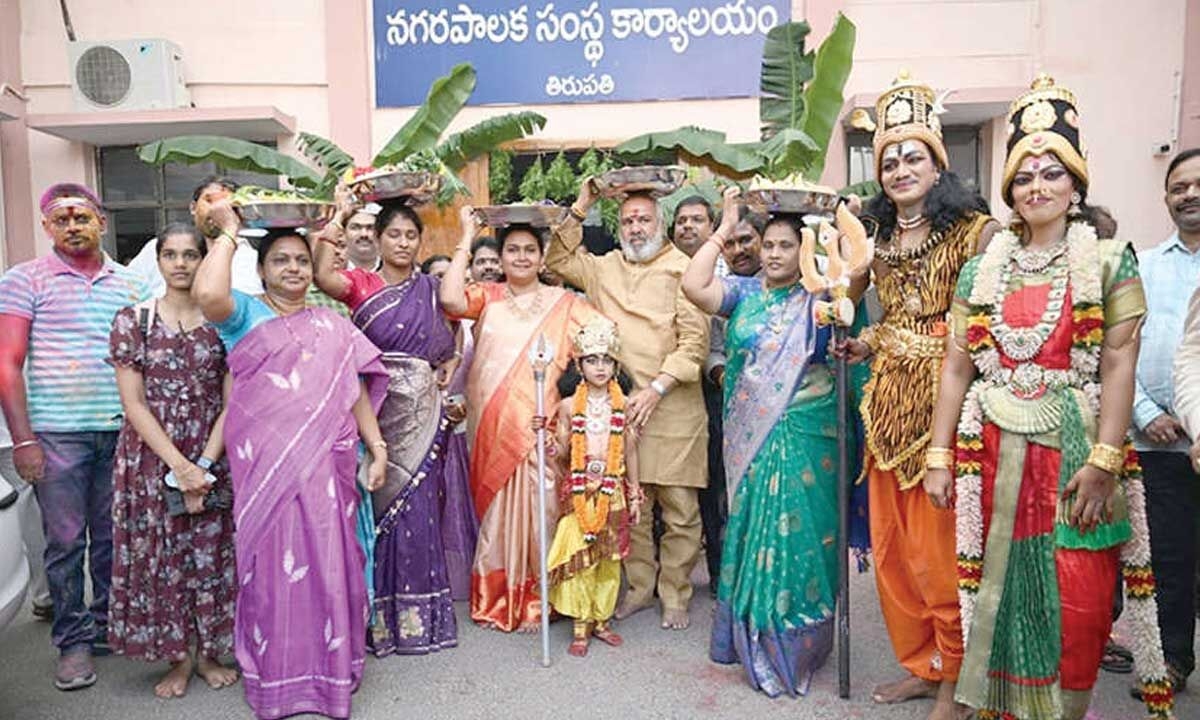 Corporation chief and deputy mayors presented ‘sare' to goddess Gangamma