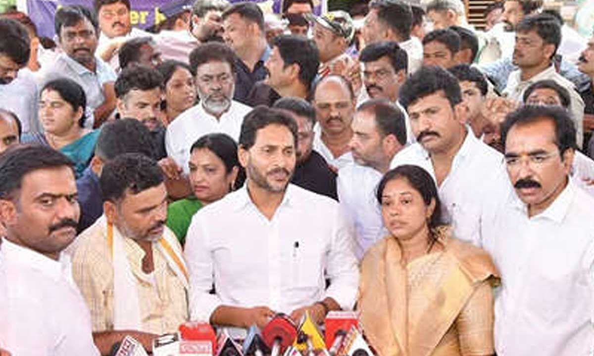 Jagan extends financial support to martyred jawan's family