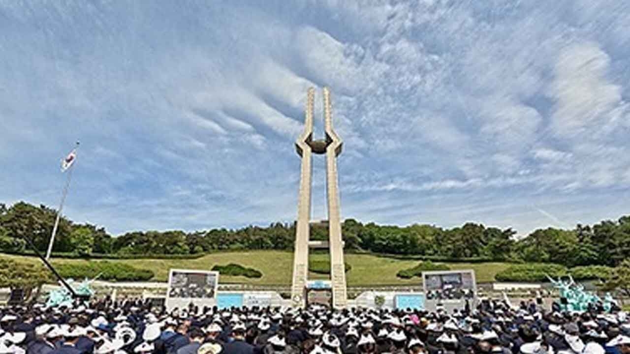 South Korean presidential candidates honor victims of 1980 pro-democracy uprising