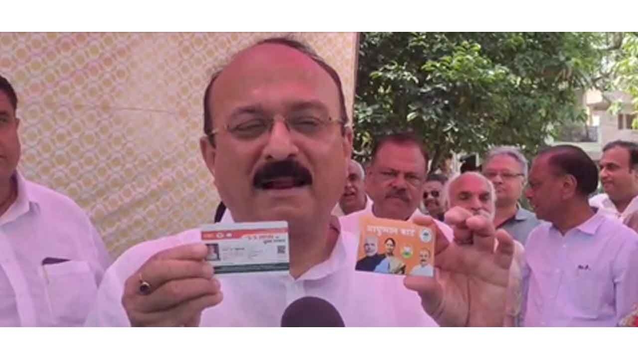 Delhi Minister Sood distributes Ayushman cards to Janakpuri senior citizens