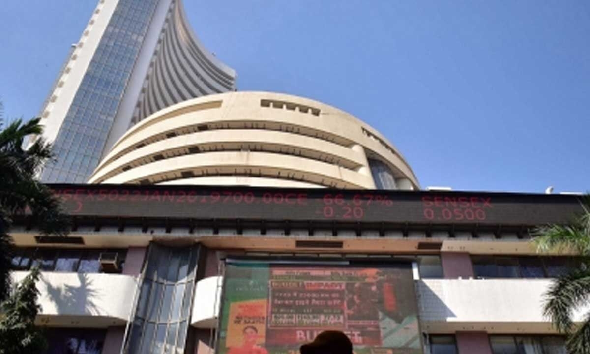Markets bounce back after early slump, end slightly lower