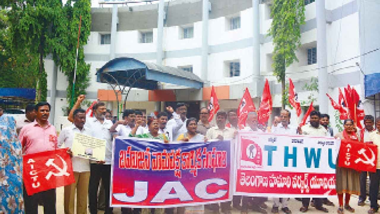 SKM, trade unions stage dharna against Centre's ‘oligarchy-promoting' policies