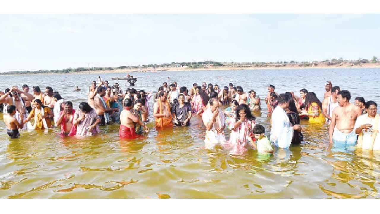 Triveni Sangamam abuzz with influx of devotees