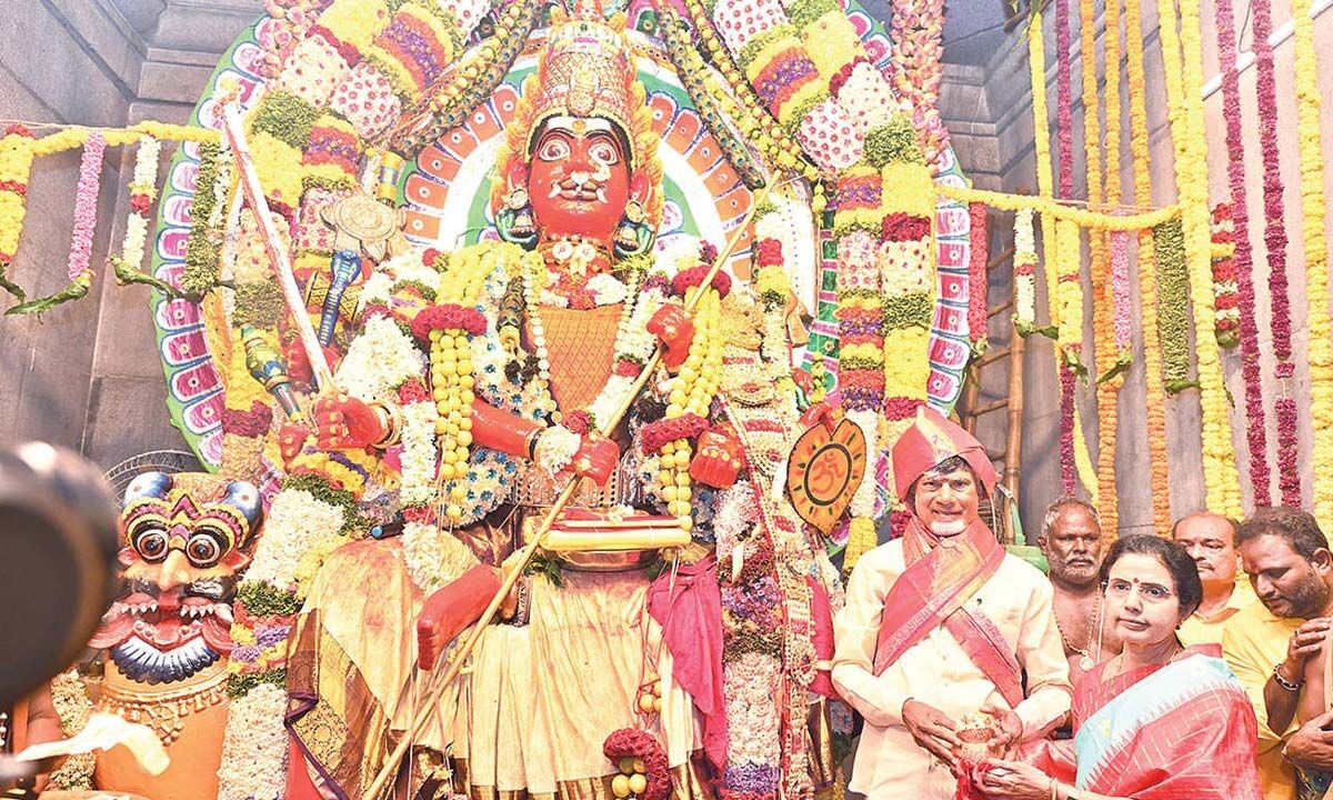 Naidu presents silk robes to Goddess Gangamma in Kuppam