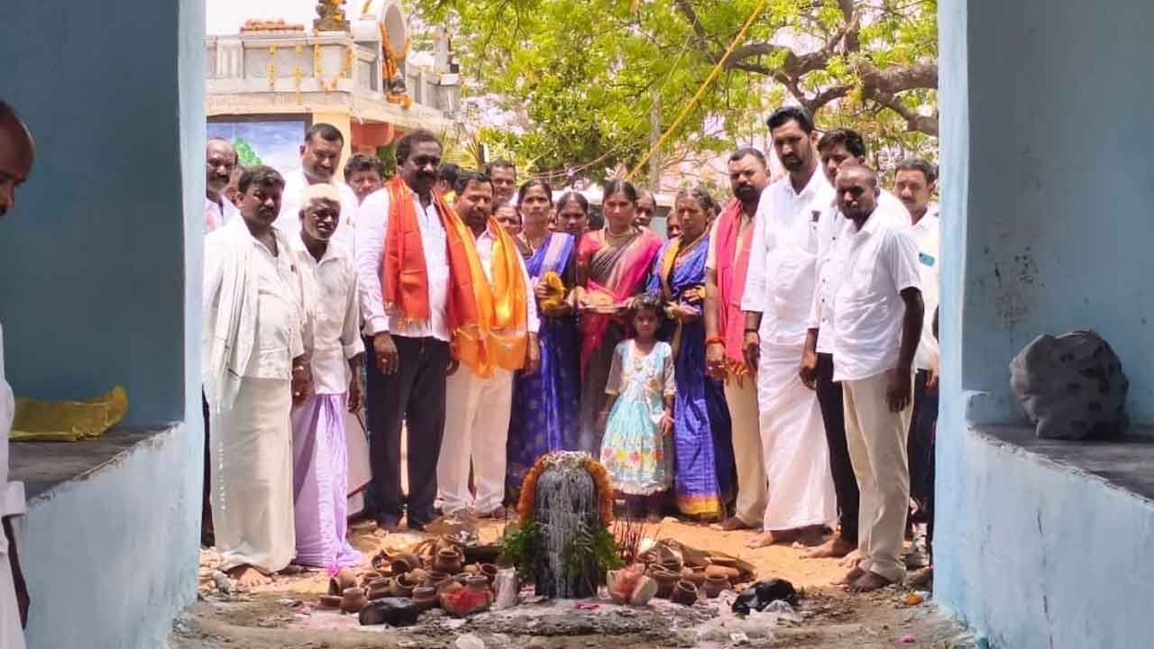 Basu Hanumanthu Naidu Participates in Consecration Ceremony of Sri Anjaneya Swamy Temple Structures at Ellandoddi