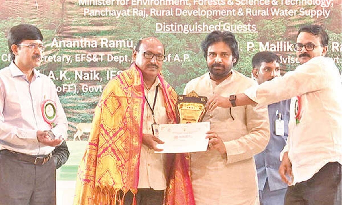Scriber Lakshmi Prasad honoured with Biodiversity Green journalist award