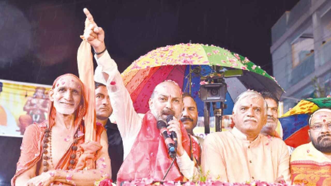 Bandi mounts vitriolic attack against Revanth, Kharge, Rahul