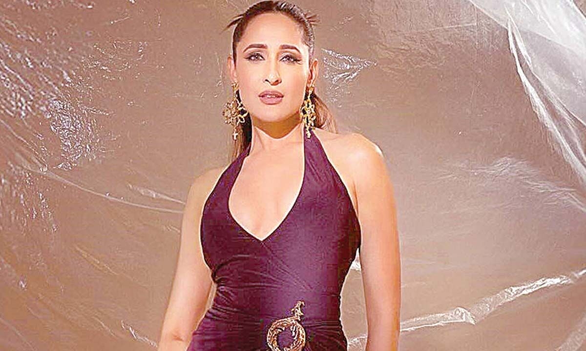 Pragya Jaiswal slays in purple as she celebrates 10 years in Tollywood