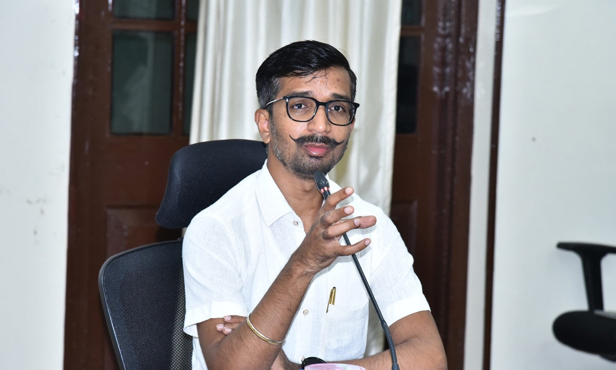 Collector pushes for investor-friendly environment to boost industries