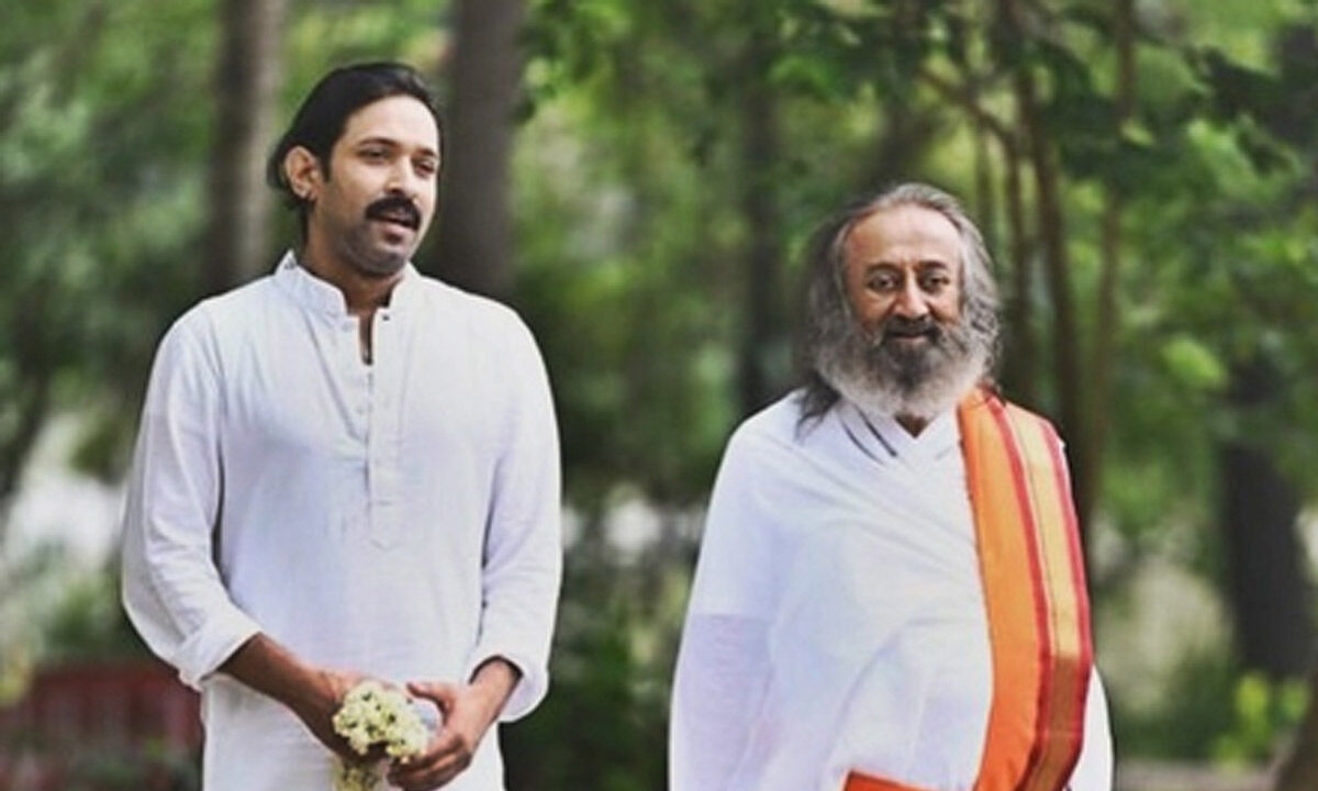 Vikrant Massey visits Art of Living Ashram in Bengaluru as part of preparations for ‘White'