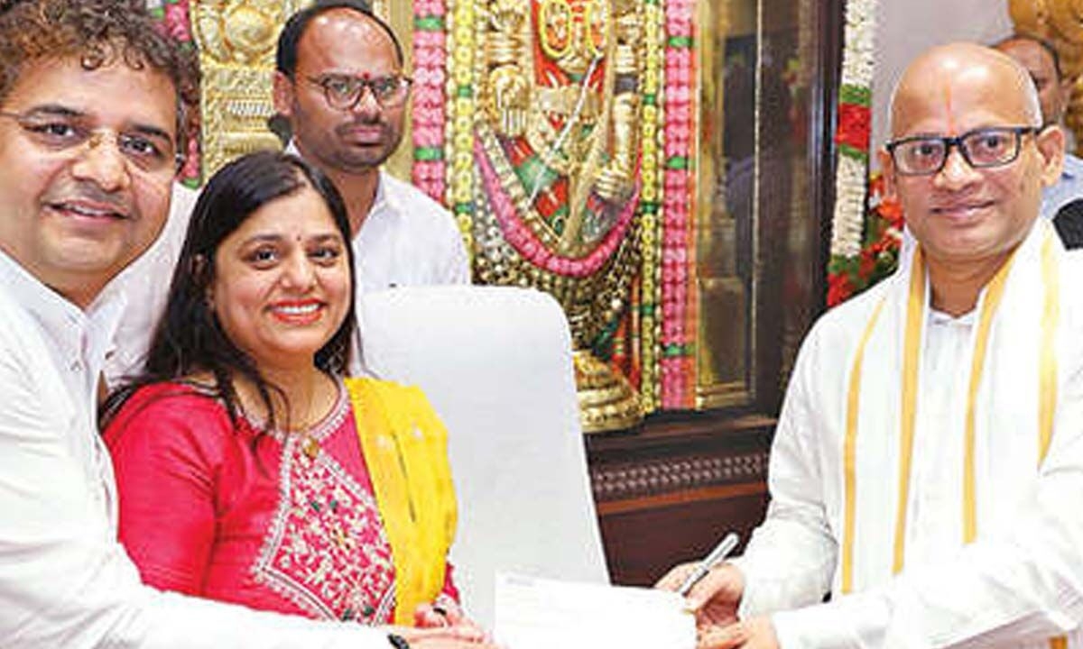 Rs 10L donated to TTD Arogya Varaprasadini