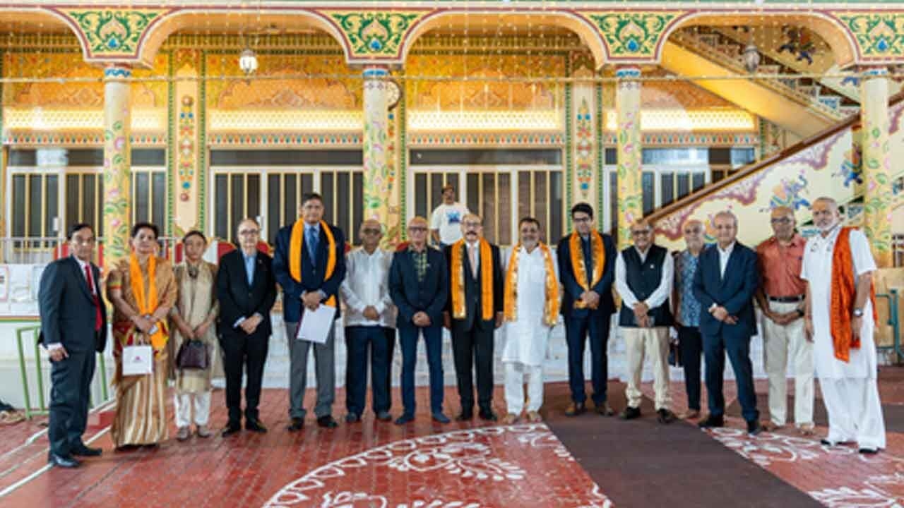 Indian MPs offer prayers at Bahrain's 200-year-old temple, gurdwara