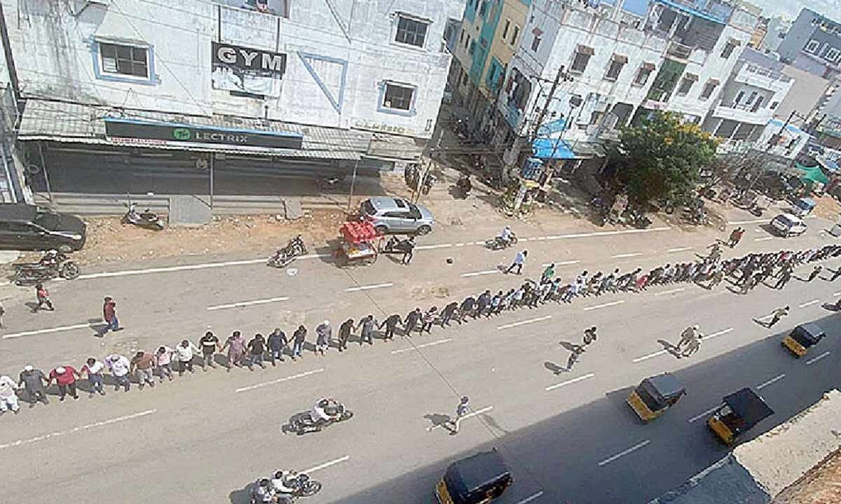 Hundreds form human chains protesting against Waqf Act