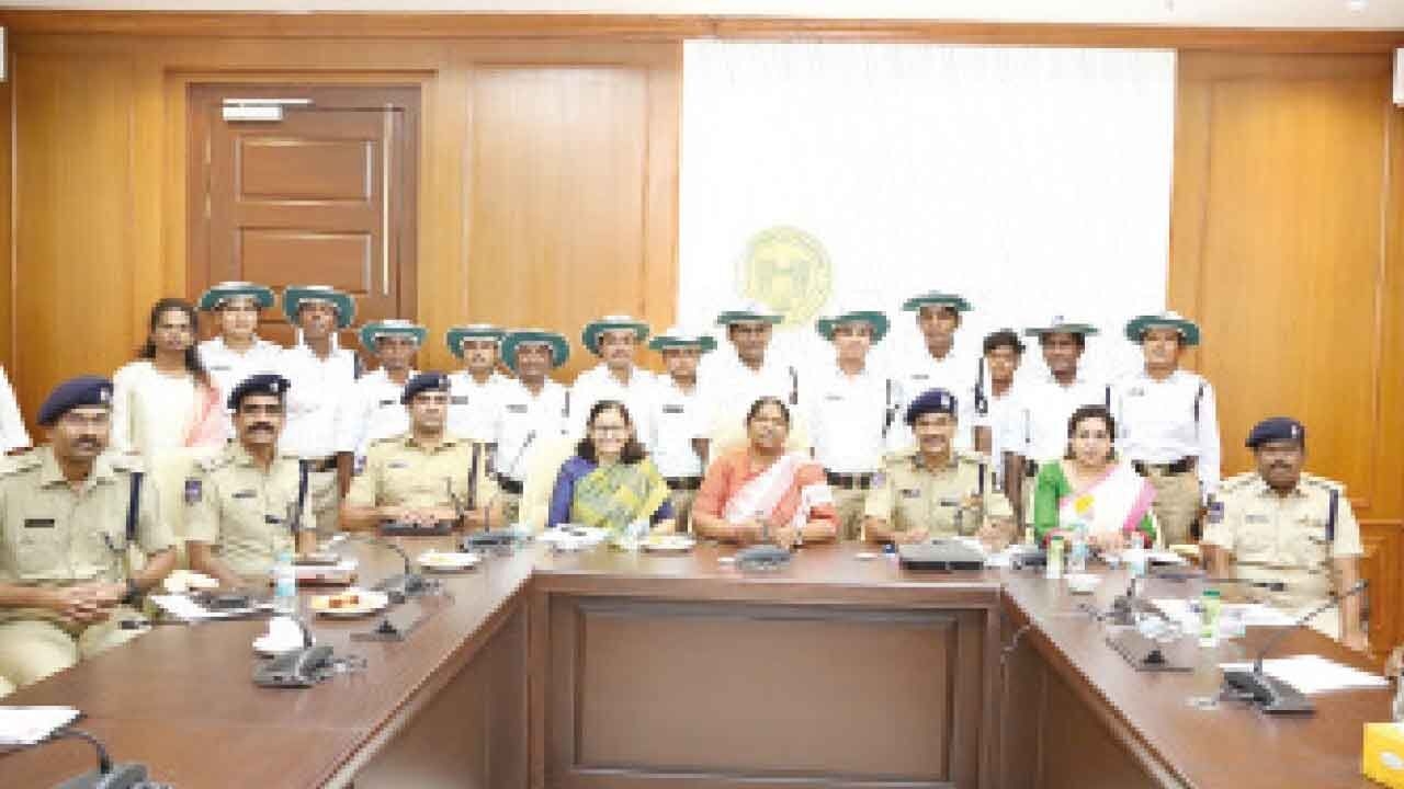 Minister Seethakka lauds transgender traffic assistants