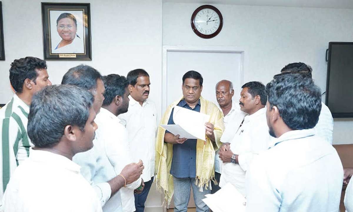 Fishermen appeal to VPA chairperson to resolve grievances