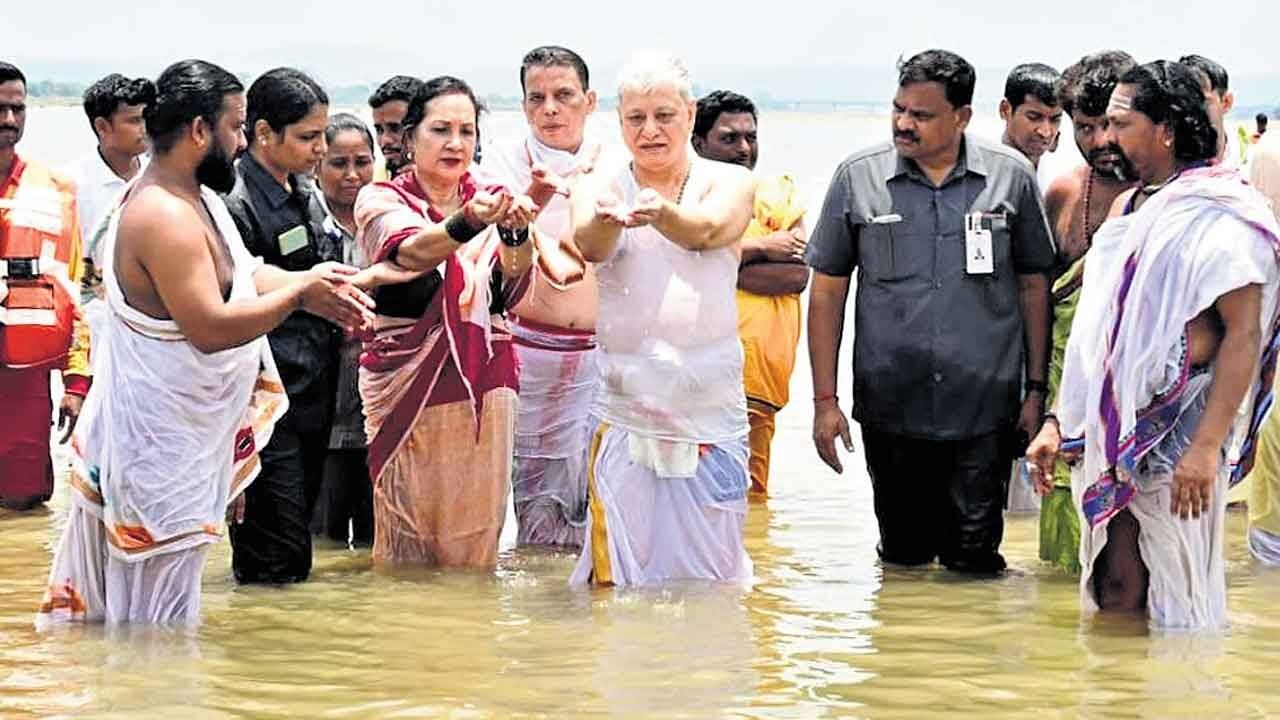 Over 23 lakh took holy dip during Saraswati Pushkaralu