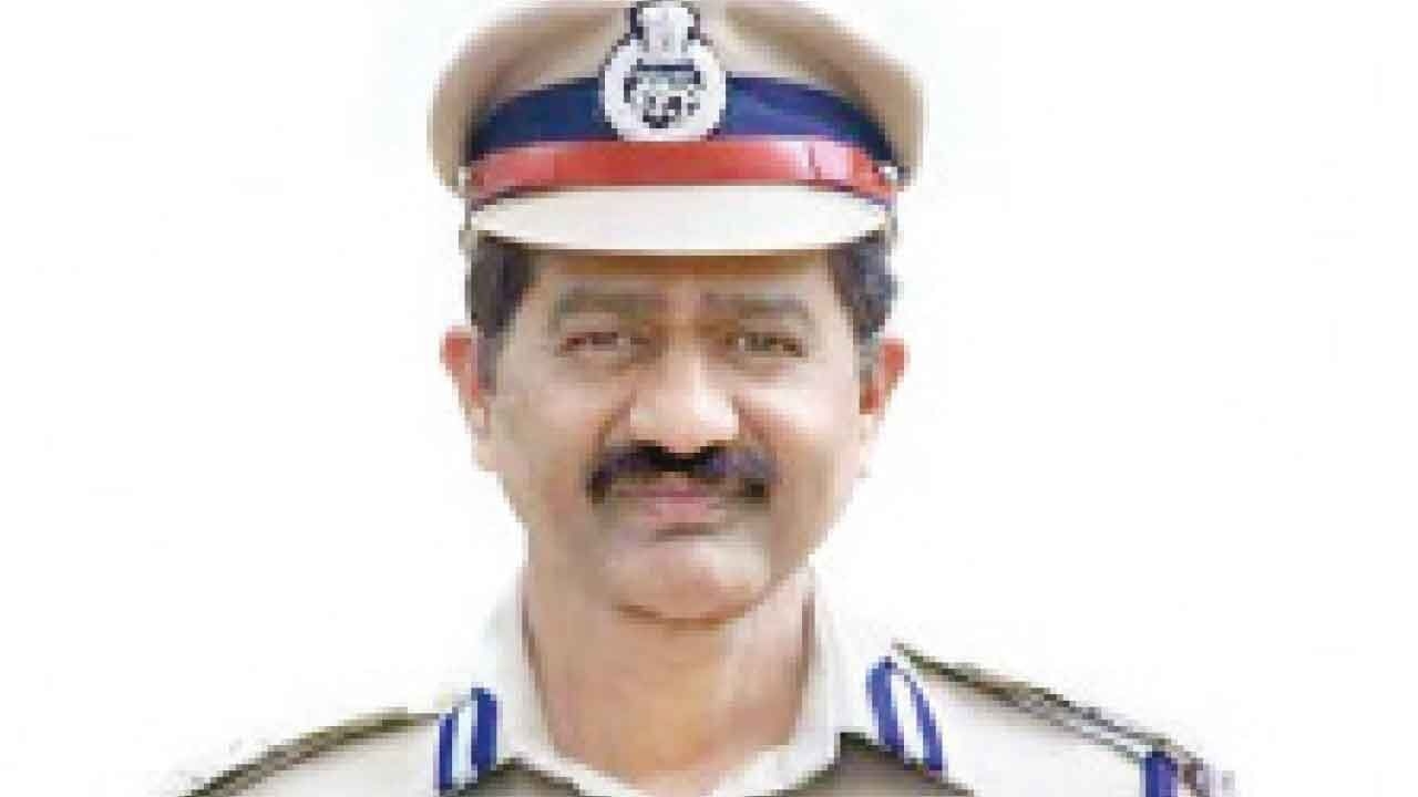 Police paste notice on ex-SIB chief's home