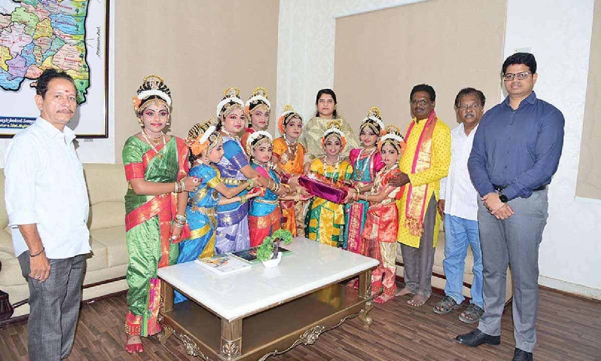 Nandyal dst. officials pay tribute to NTR on 102nd birth anniversary