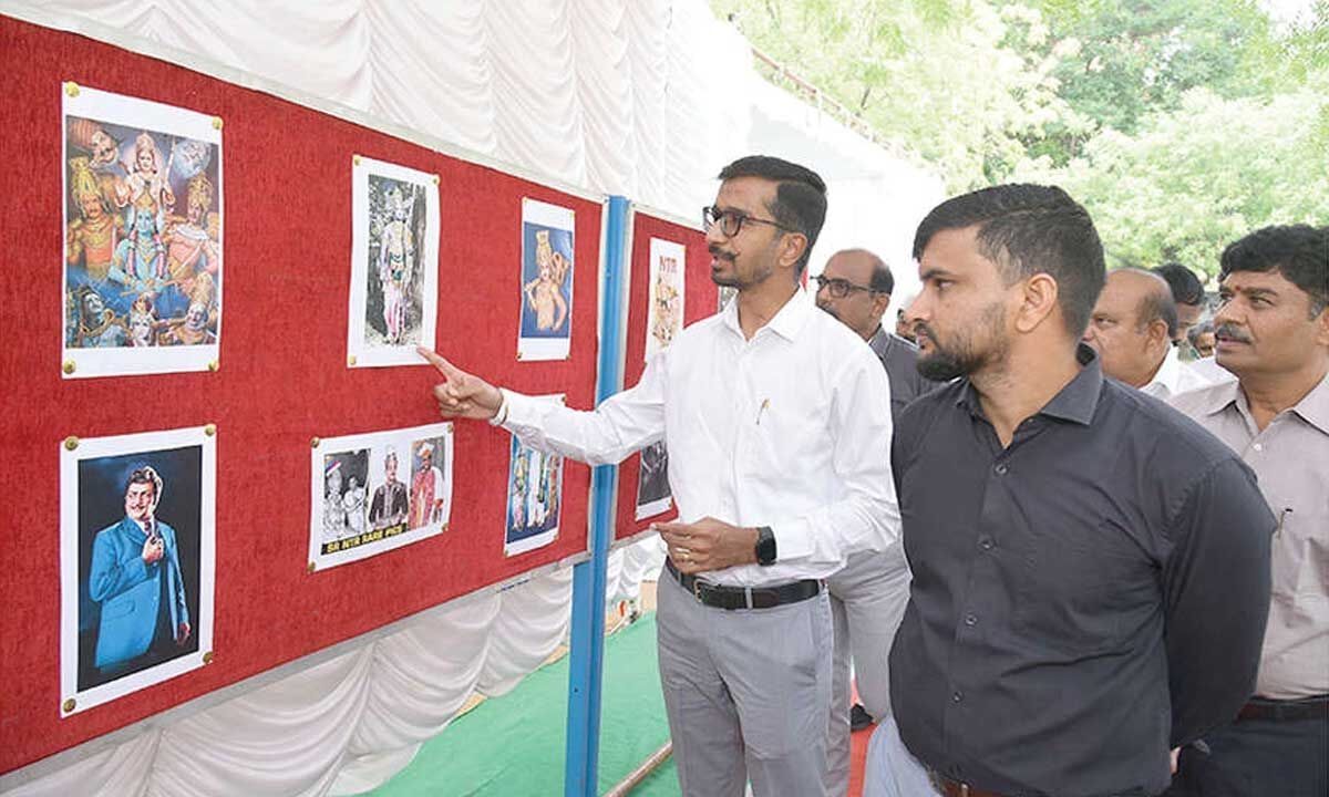 NTR's birth anniversary celebrated at Anantapur collectorate