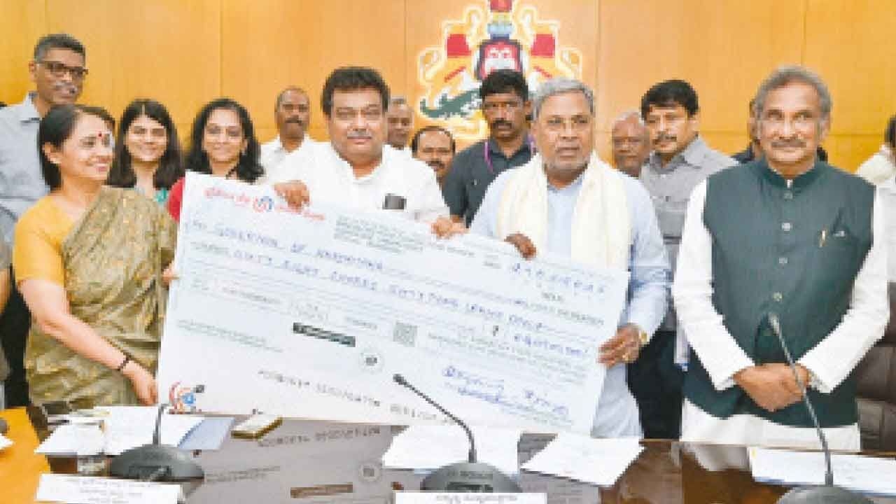 KSIIDC presents Rs 85.90 cr dividend to government
