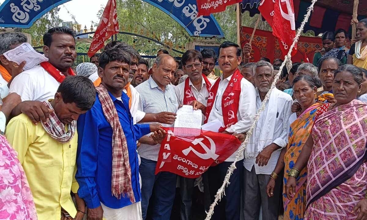 Demand for Rs 2 Lakh Crore Allocation to MGNREGA: Agri Workers' Union Protests in Narayanpet