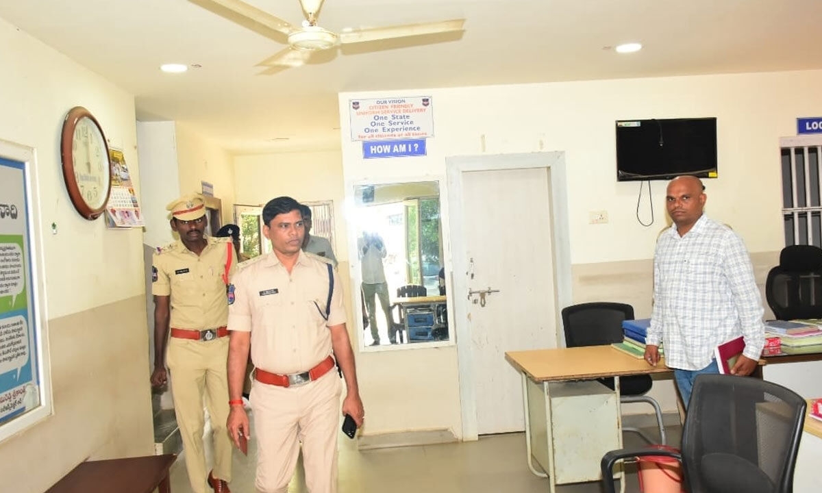District SP T. Srinivasa Rao, IPS, Conducts Surprise Inspection at Gadwal Rural Police Station; Issues Key Directives for Monsoon Preparedness and Public Safety