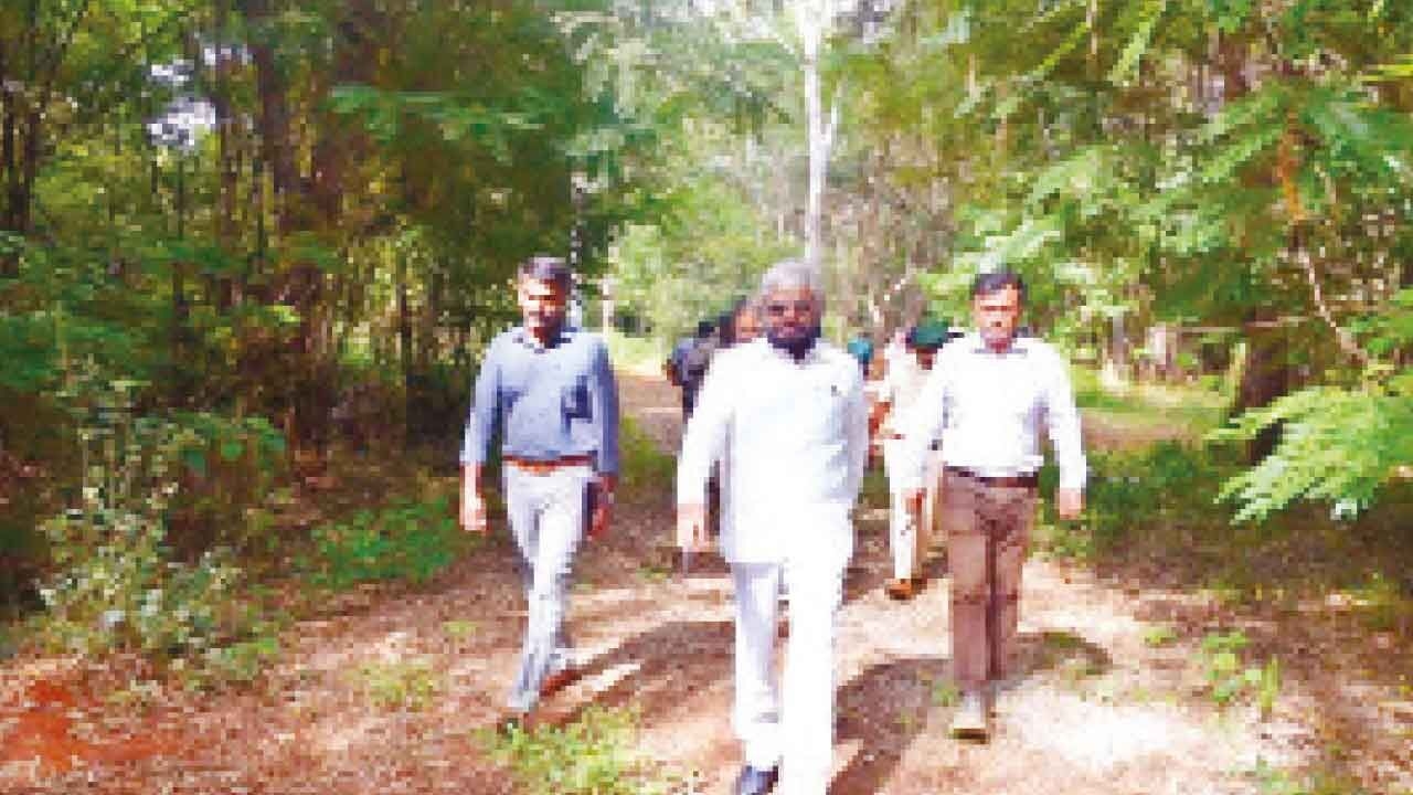 Eshwar Khandre recommends suspension of IFS officer