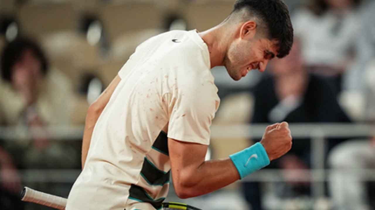 Alcaraz battles past Dzumhur to reach French Open fourth round