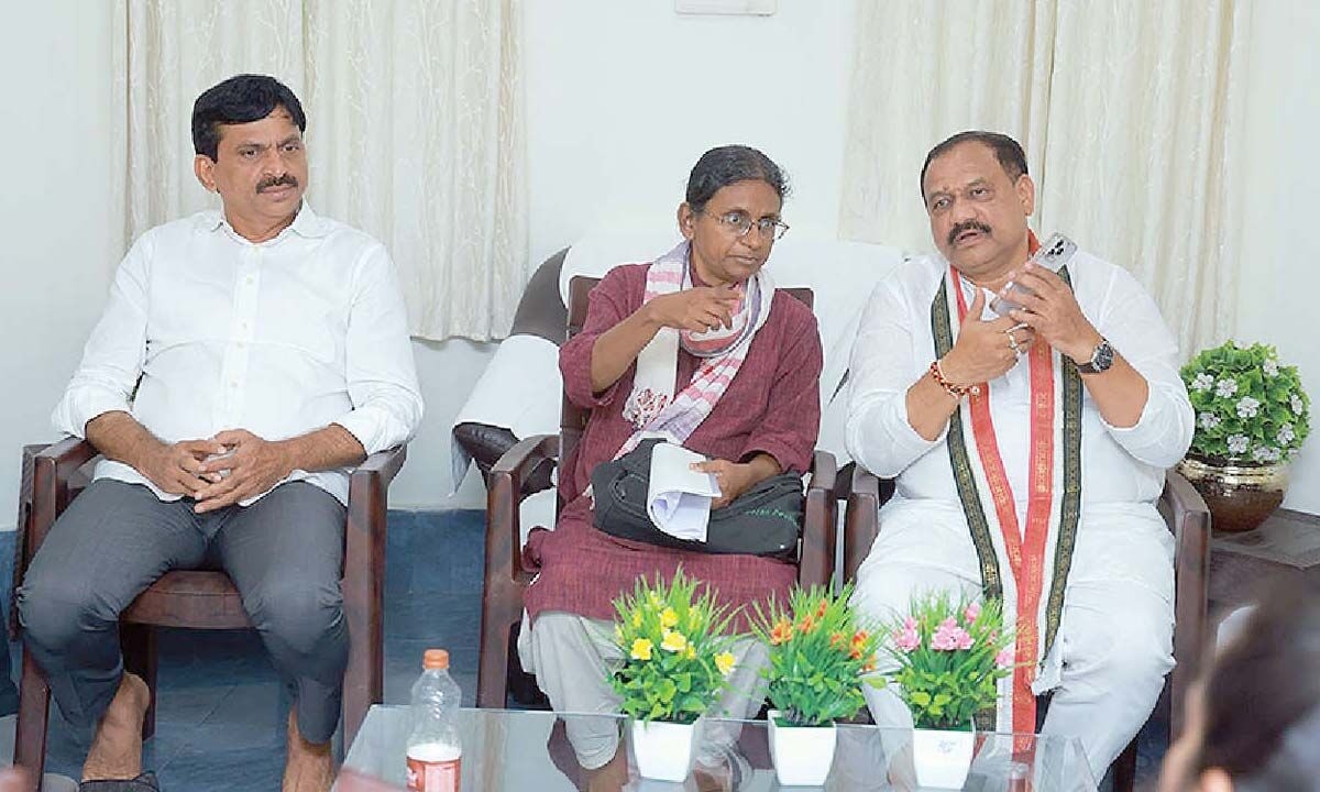Meenakshi takes stock of situation