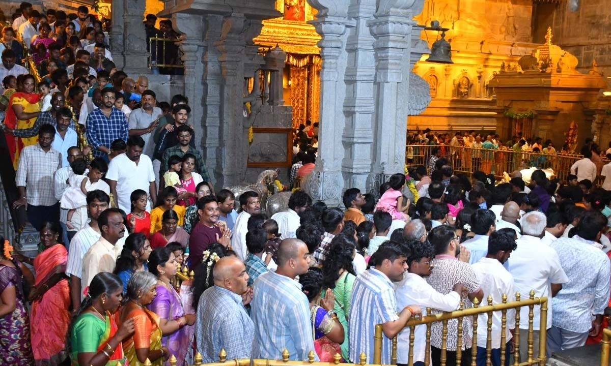 Huge devotee rush at Yadagirigutta temple