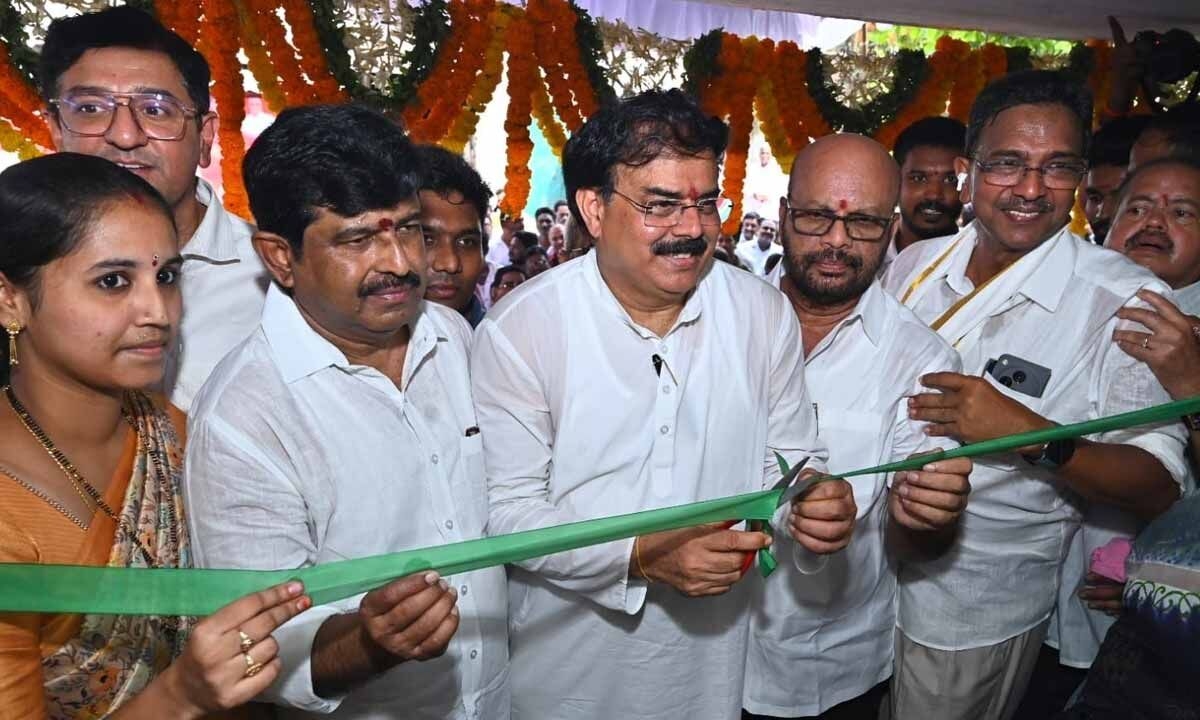 Manohar launches supply of ration through fair price shops