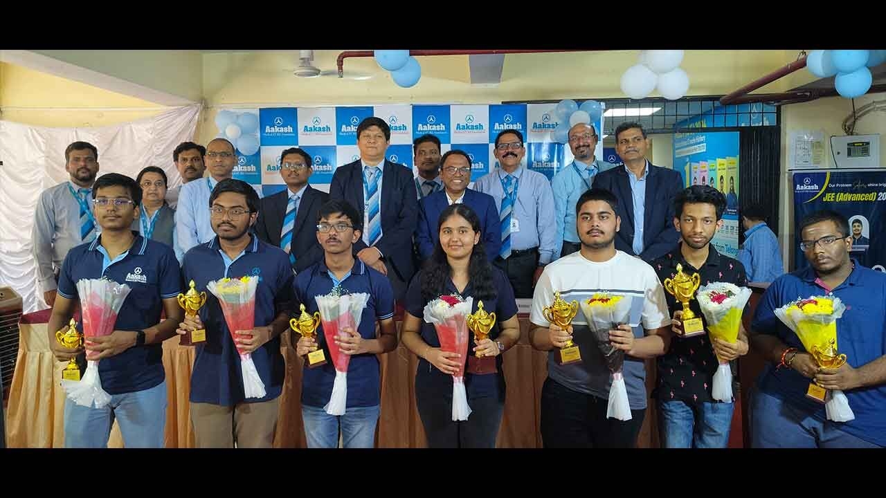 5 students of Aakash Educational Services Limited from Hyderabad Become Top Scorers in JEE Advanced 2025