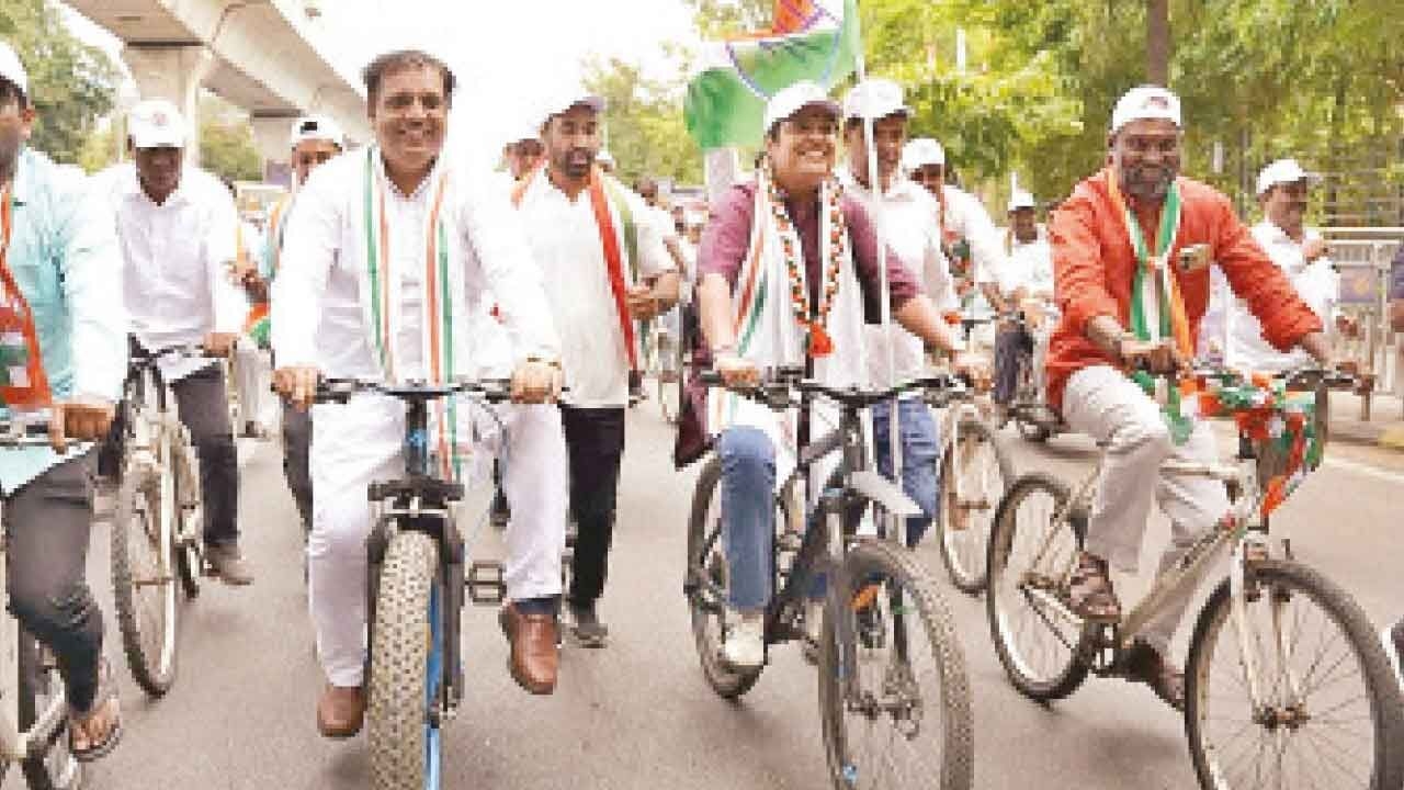 Congress takes out bicycle rally commemorating youth's sacrifices