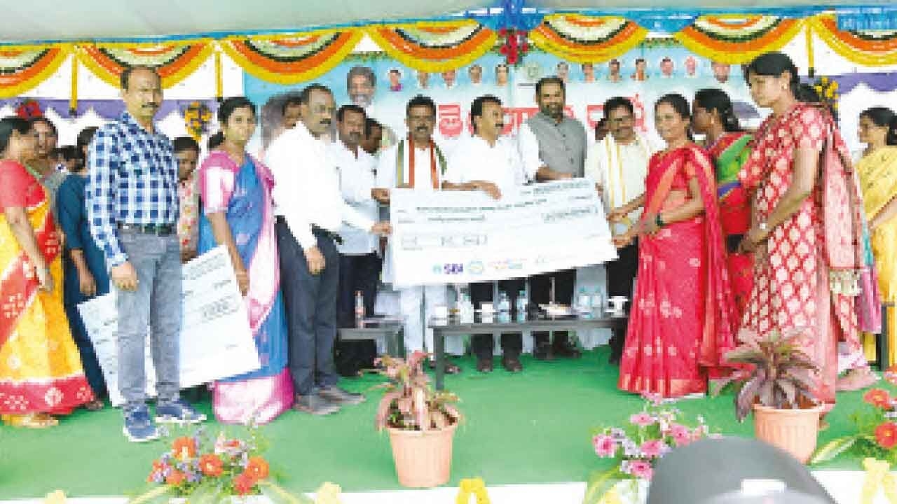 Jupally distributes Rs 15 cr aid to women's groups