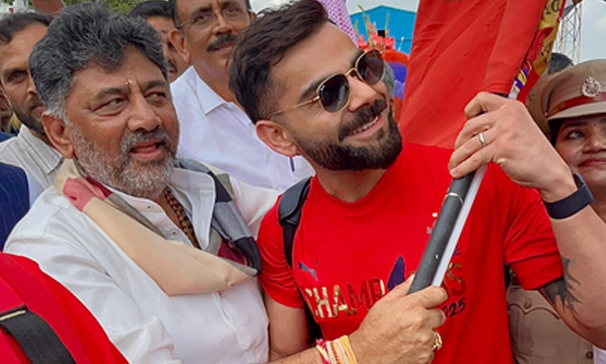 RCB team gets grand welcome at B'luru airport, Shivakumar gifts Kannada flag to Virat Kohli