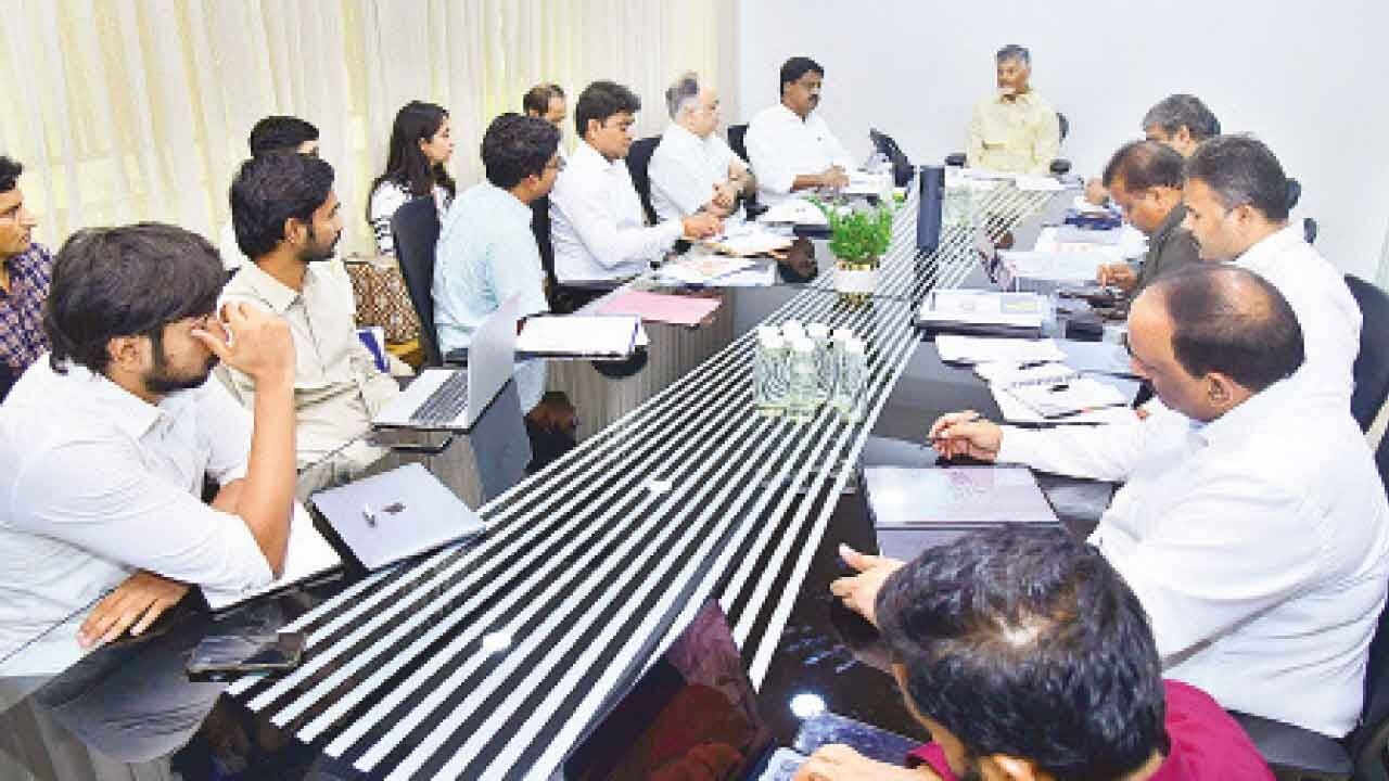 Ensure 15L ‘Bangaru Kutumbalu' are adopted by Aug 15: CM