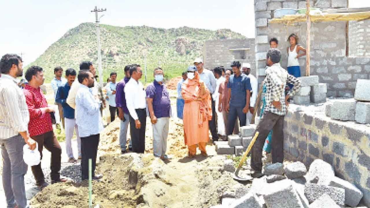 Prakasam collector visits Veligonda rehabilitation colony