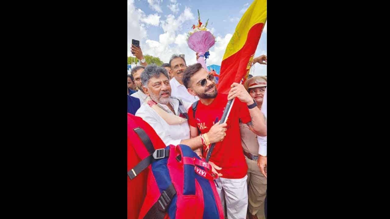 RCB team gets grand welcome: Shivakumar gifts Kannada flag to Virat Kohli